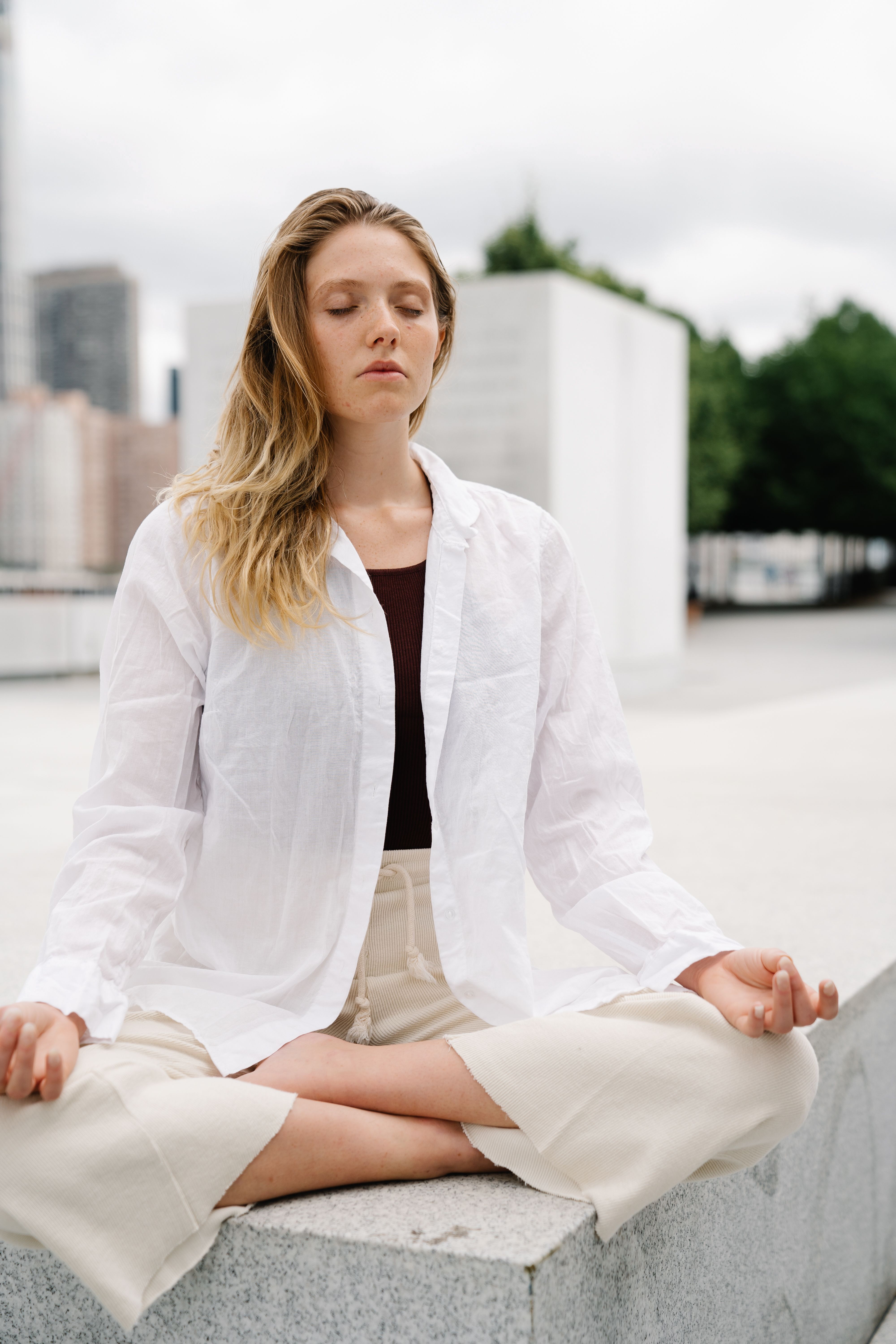 Femme méditation sereine