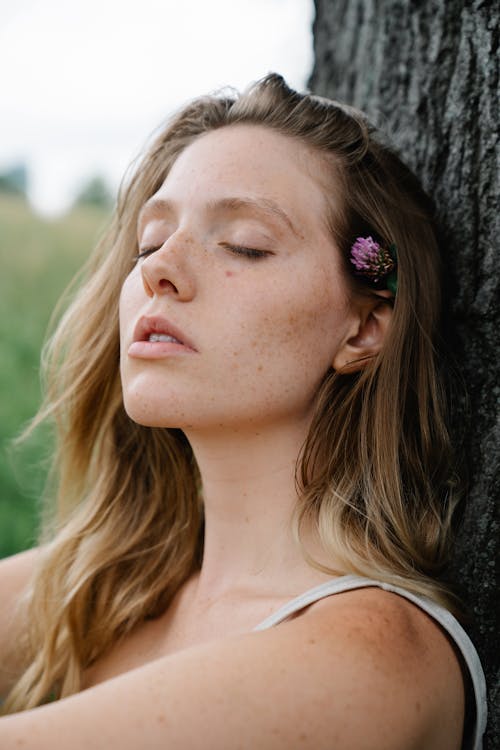 Free Close-Up Shot of a Woman With a Flower on Her Ear Stock Photo