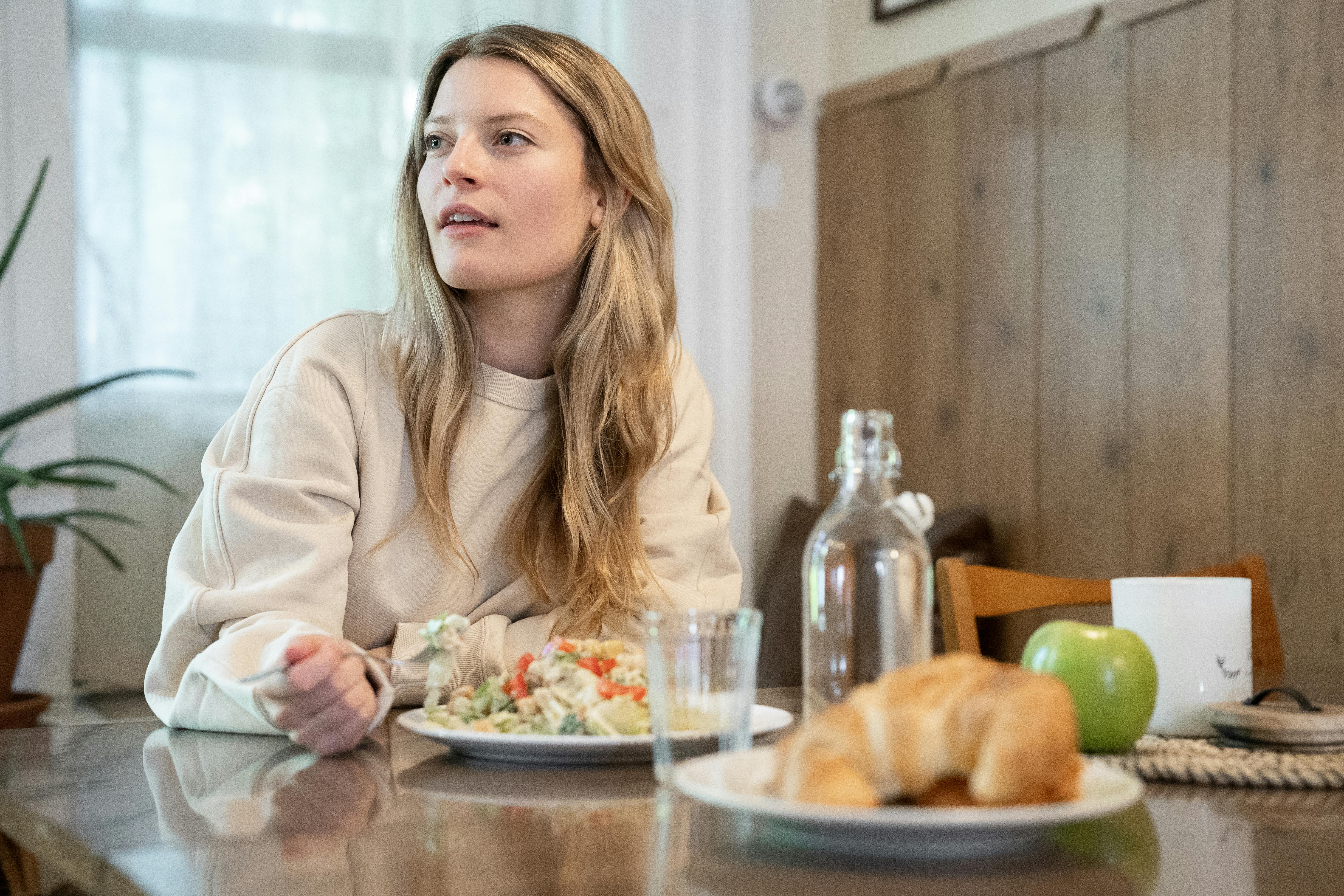 Comparison of large and small plates for shrinking waist and growing savings