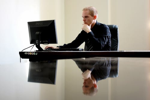 Man Zit Tegenover Pc In De Kamer