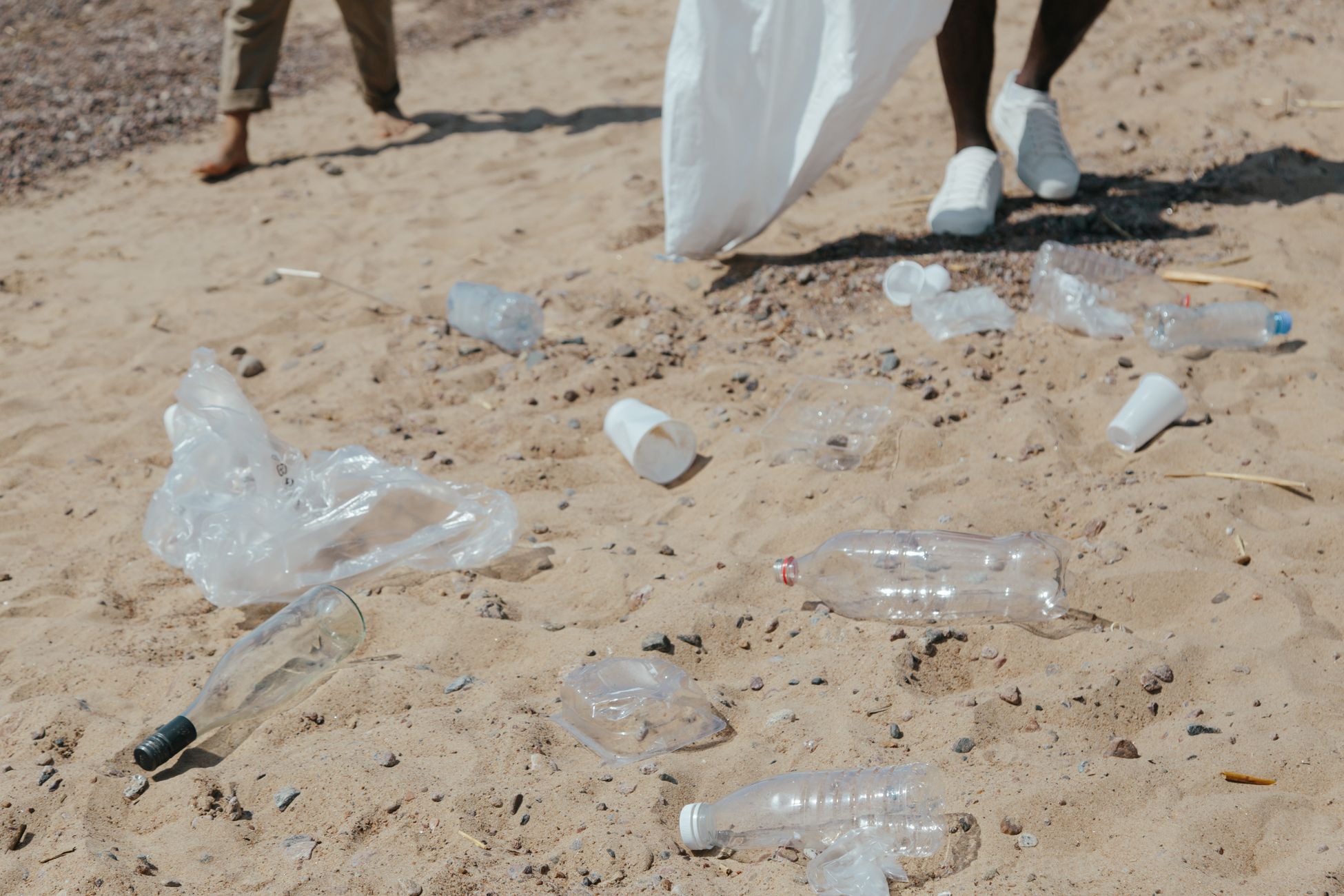 Jutter (72) legt kinderen belang van plastic opruimen uit
