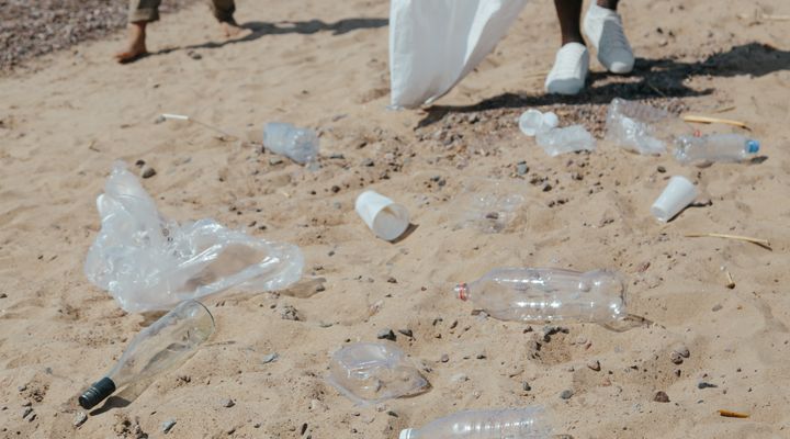Réduire le plastique au quotidien en 2026 : ce qui change vraiment et ce qui ne change rien