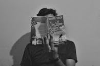 一个年轻人在黑白肖像中读到：“爱会发生两次吗？”