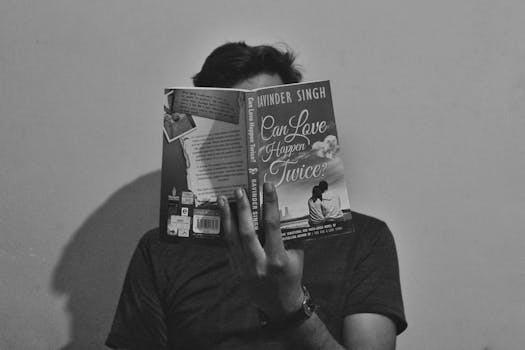 一个年轻人在黑白肖像中读到：“爱会发生两次吗？”