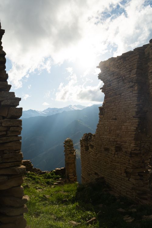 Free Explore the stunning stone ruins of Goor village in Dagestan, Russia, set against a breathtaking mountain backdrop. Stock Photo