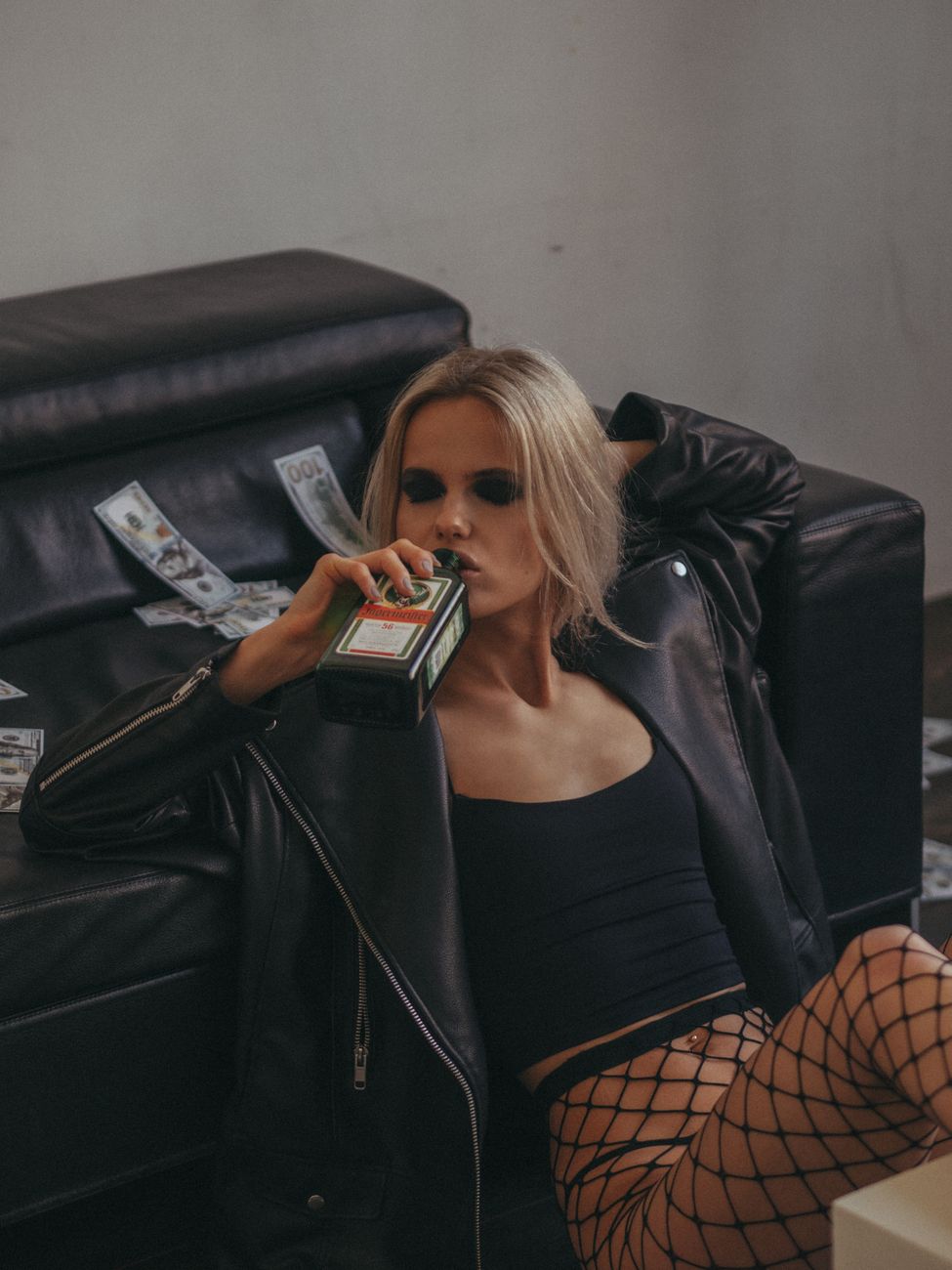 Femeie din Suceava prinsă furând o sticlă de alcool din hypermarket, după ce nu avea bani să-și cumpere băutură