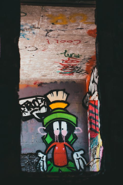 Бесплатное стоковое фото с аэрозольная краска, вандализм, вертикальный выстрел
