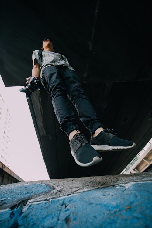 無料 黒と白の靴を履いてジャンプ男 写真素材