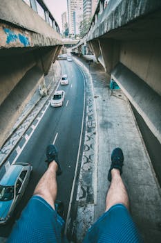 从独特角度拍摄的桥下城市生活迷人鸟瞰图