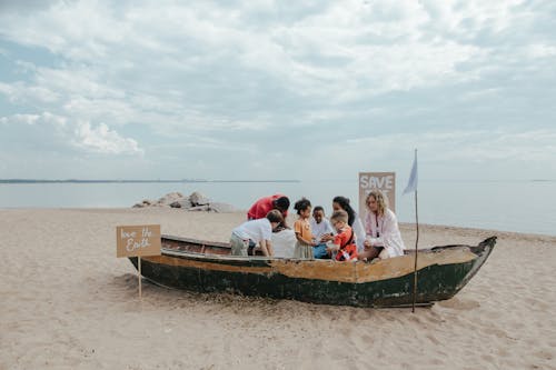 Бесплатное стоковое фото с берег моря, близость, деревянная лодка