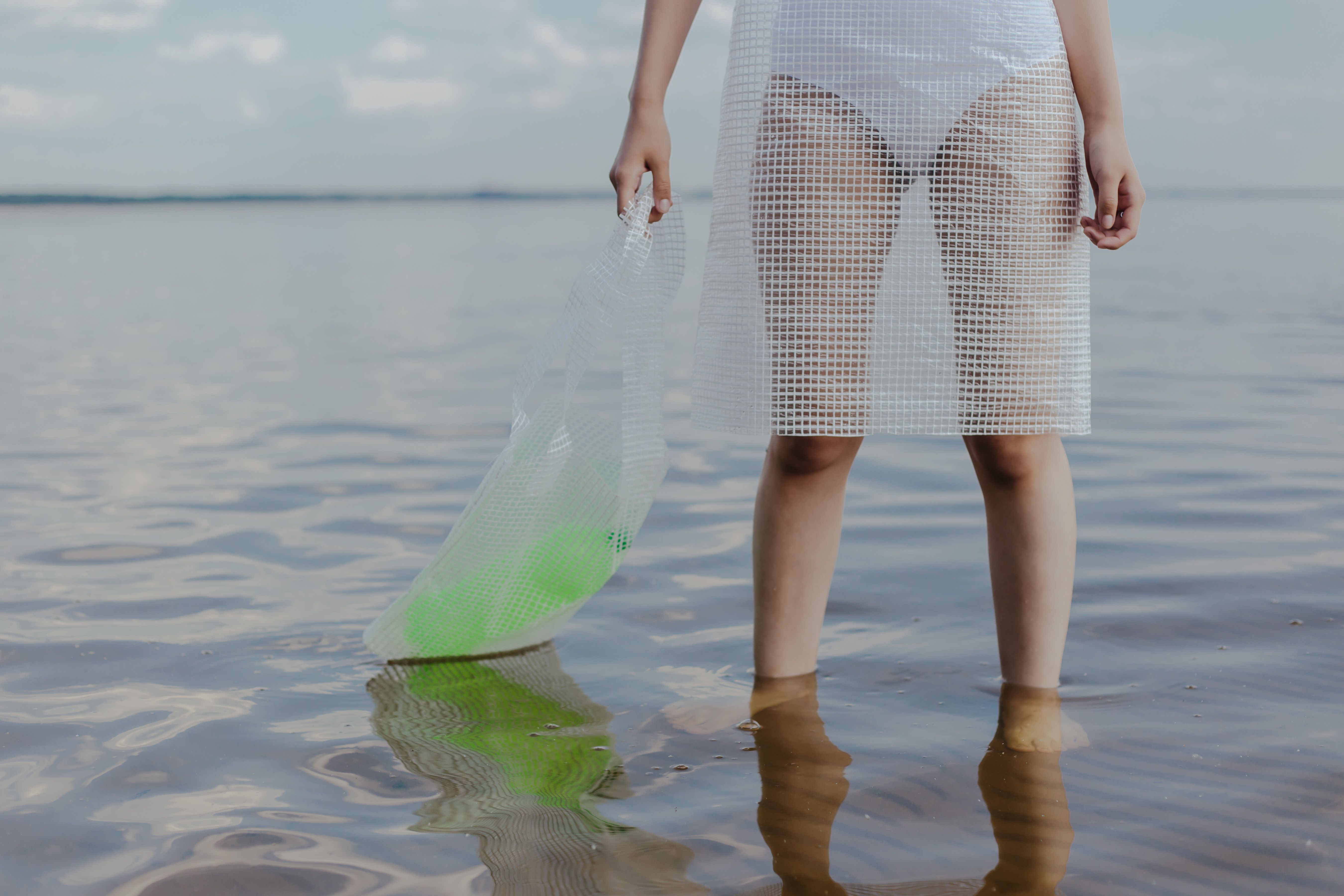 Moda biofílica: tecidos que respiram e cores da natureza dominam a primavera 2026 no Brasil