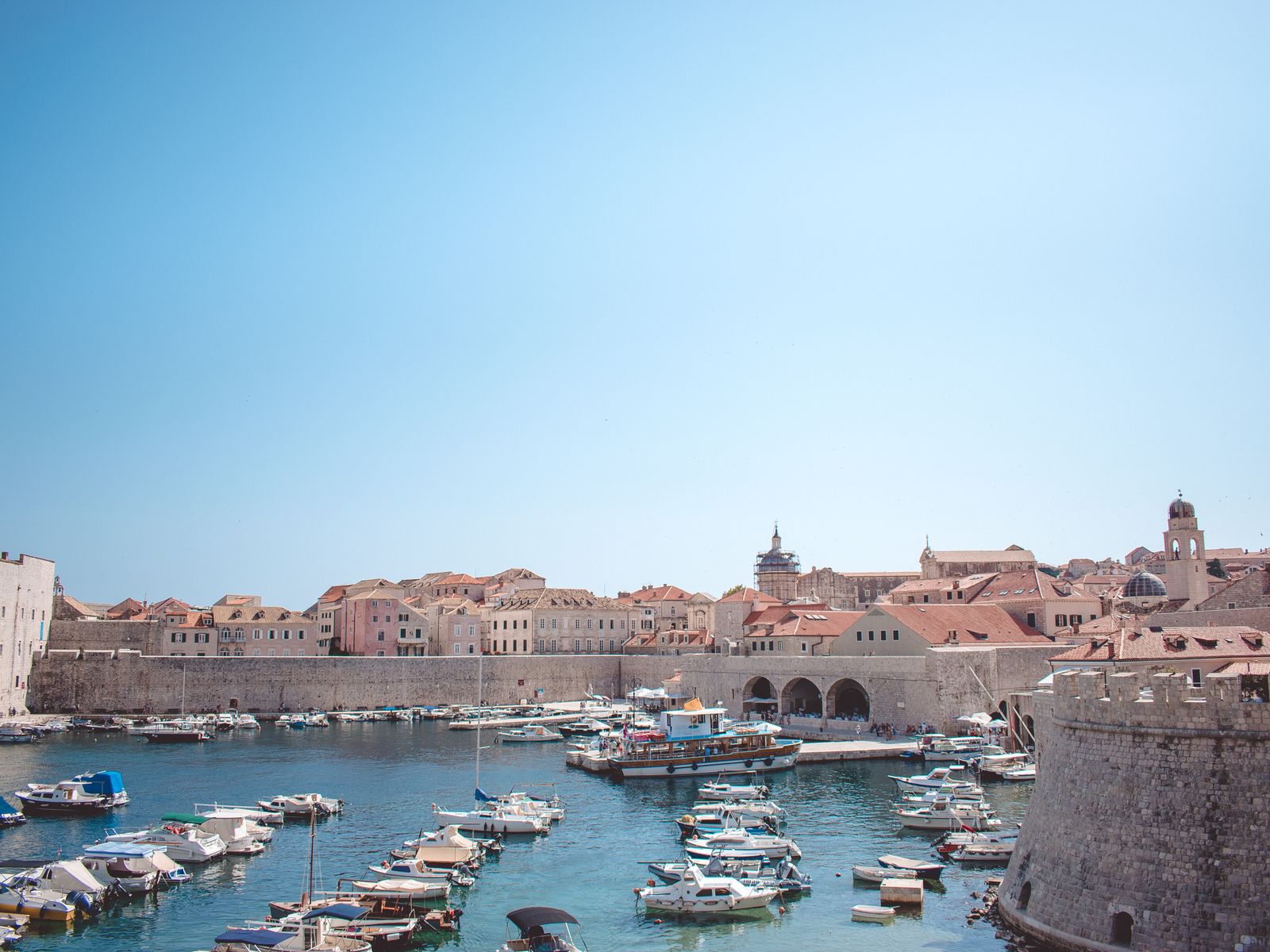Playa de Split con arena dorada y aguas tranquilas