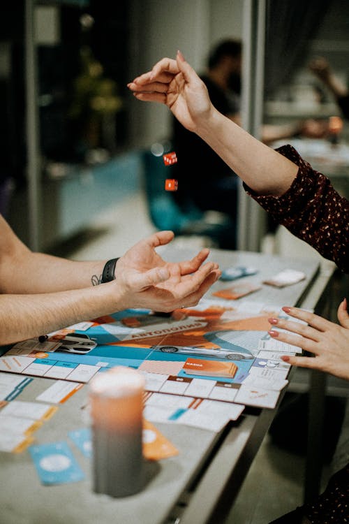 Kostenloses Stock Foto zu ansteckend, brettspiel, hände