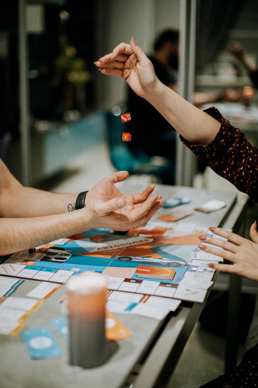 Soirée jeux conviviale, lancer de dés à la bougie