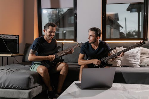 Foto stok gratis belajar, bermain gitar, bersama