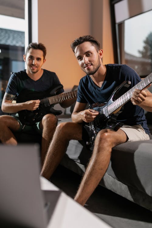 Foto stok gratis bermain gitar, bersama, dalam ruangan