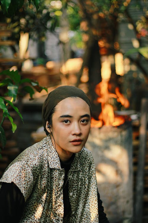 Ücretsiz açık hava, Asyalı kadın, başörtü içeren Ücretsiz stok fotoğraf Stok Fotoğraflar