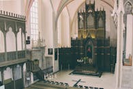 这座历史悠久的哥特式教堂内部，有一幅美丽的详细视图，展示了一座华丽的祭坛