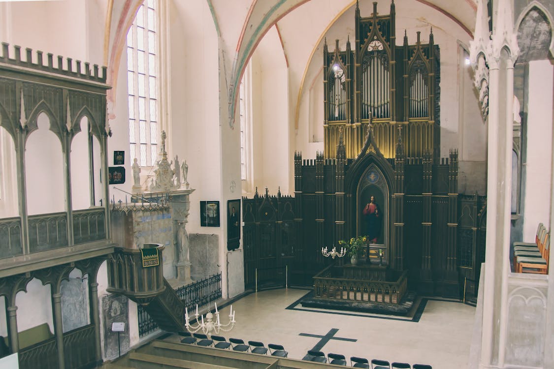 бесплатная Черный деревянный церковный алтарь Стоковое фото