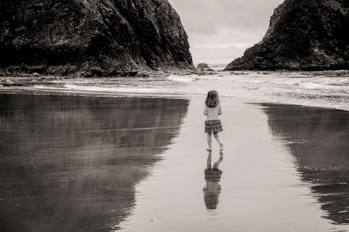 Immagine gratuita di a piedi nudi, bambino, camminando