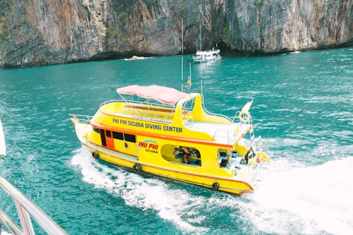 Желтый скоростной катер на водоеме
