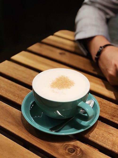 Cappuccino Em Xícara E Pires De Cerâmica Azul Petróleo