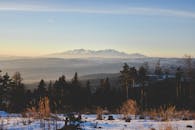 斯洛伐克塔特拉山脉在日落时的冬季景观令人惊叹