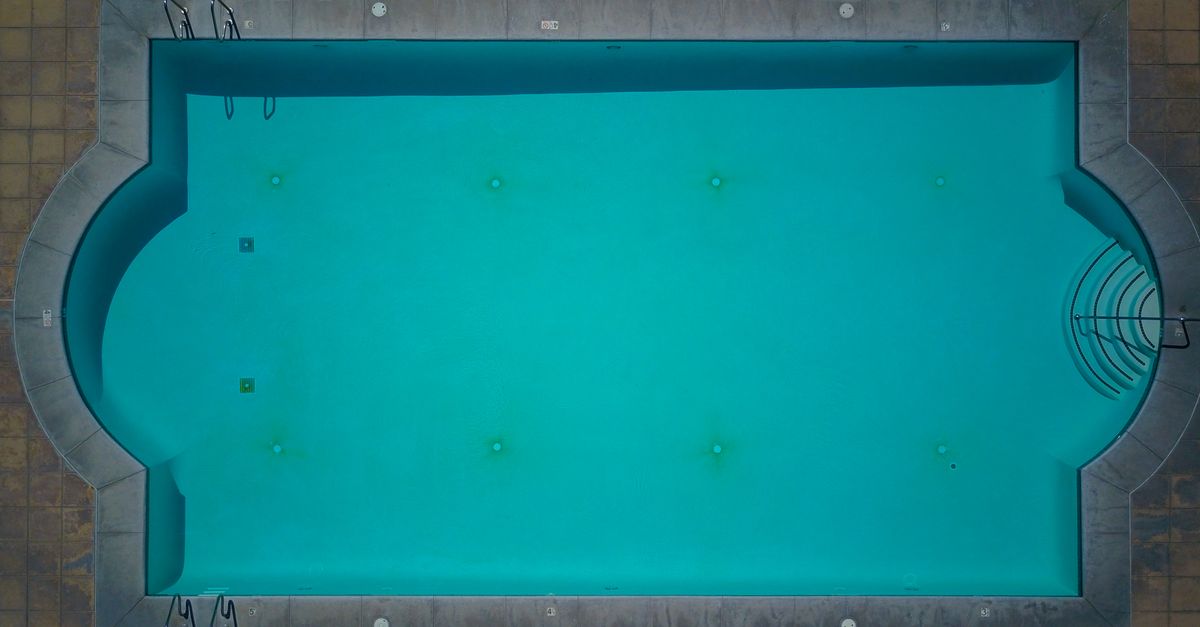Pool im eigenen Garten: Was Hausbesitzer vor dem Bau wirklich wissen sollten 1 Verschiedene Pool-Typen im Garten – von einem einfachen Aufstellpool bis hin zu einem individuell eingelassenen Betonbecken