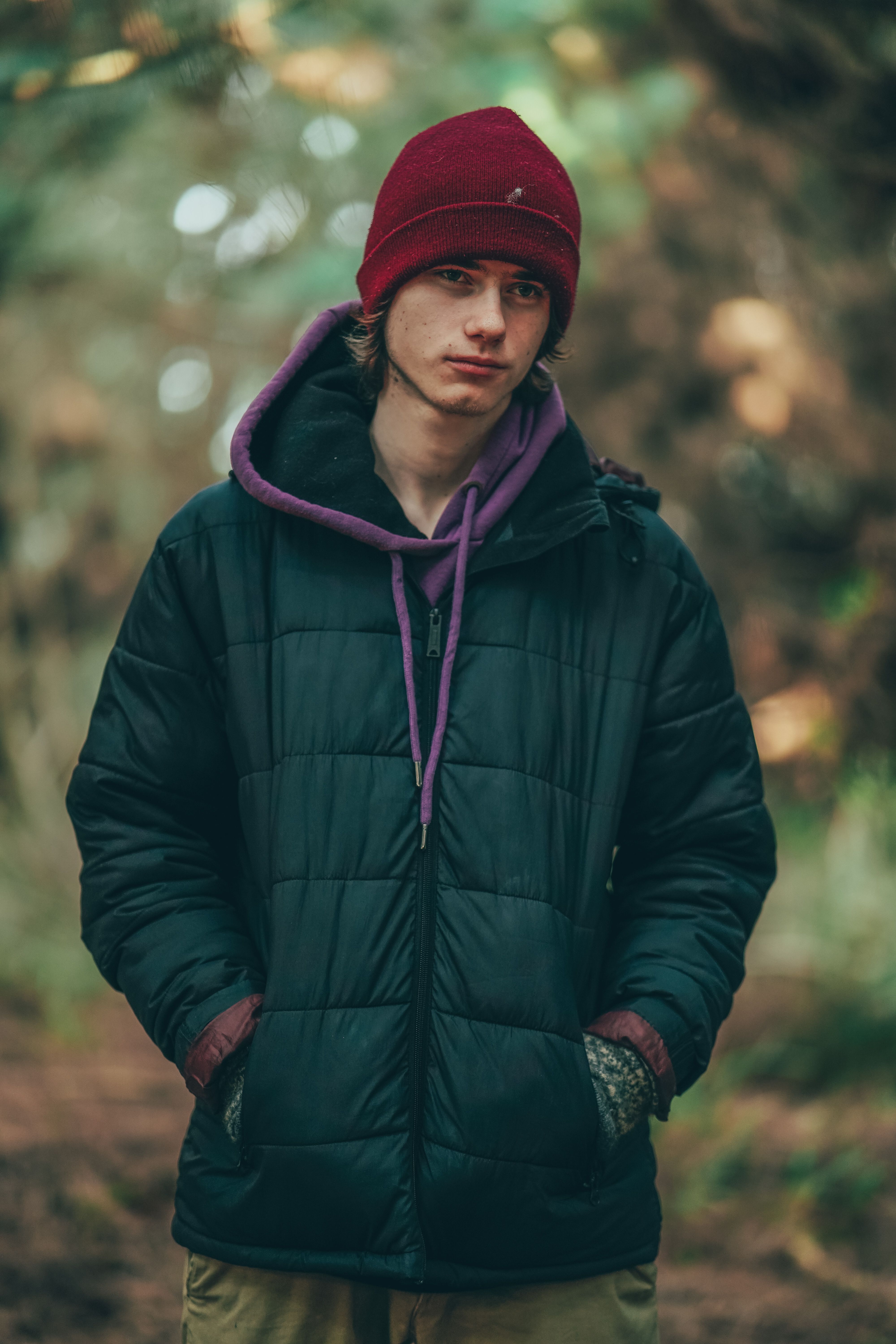 Hombre De Chaqueta Adidas Negra Y Gorra De Punto · Foto de stock gratuita