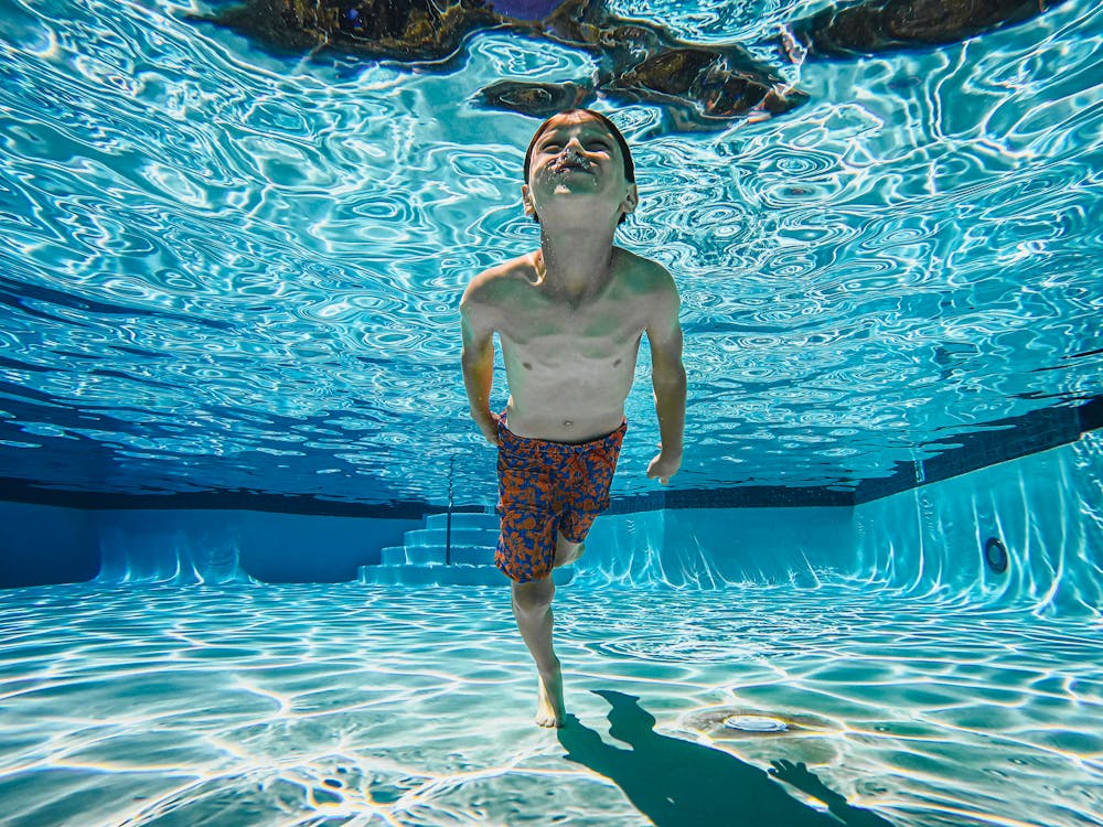Foto profissional grátis de competência, criança, embaixo da água