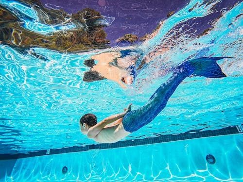 Бесплатное стоковое фото с бассейн, голубая вода, голый торс