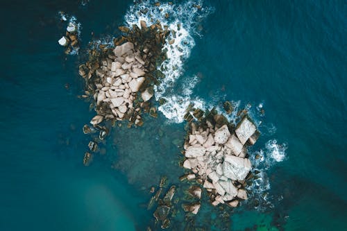 Darmowe zdjęcie z galerii z dron, duże skały, fale