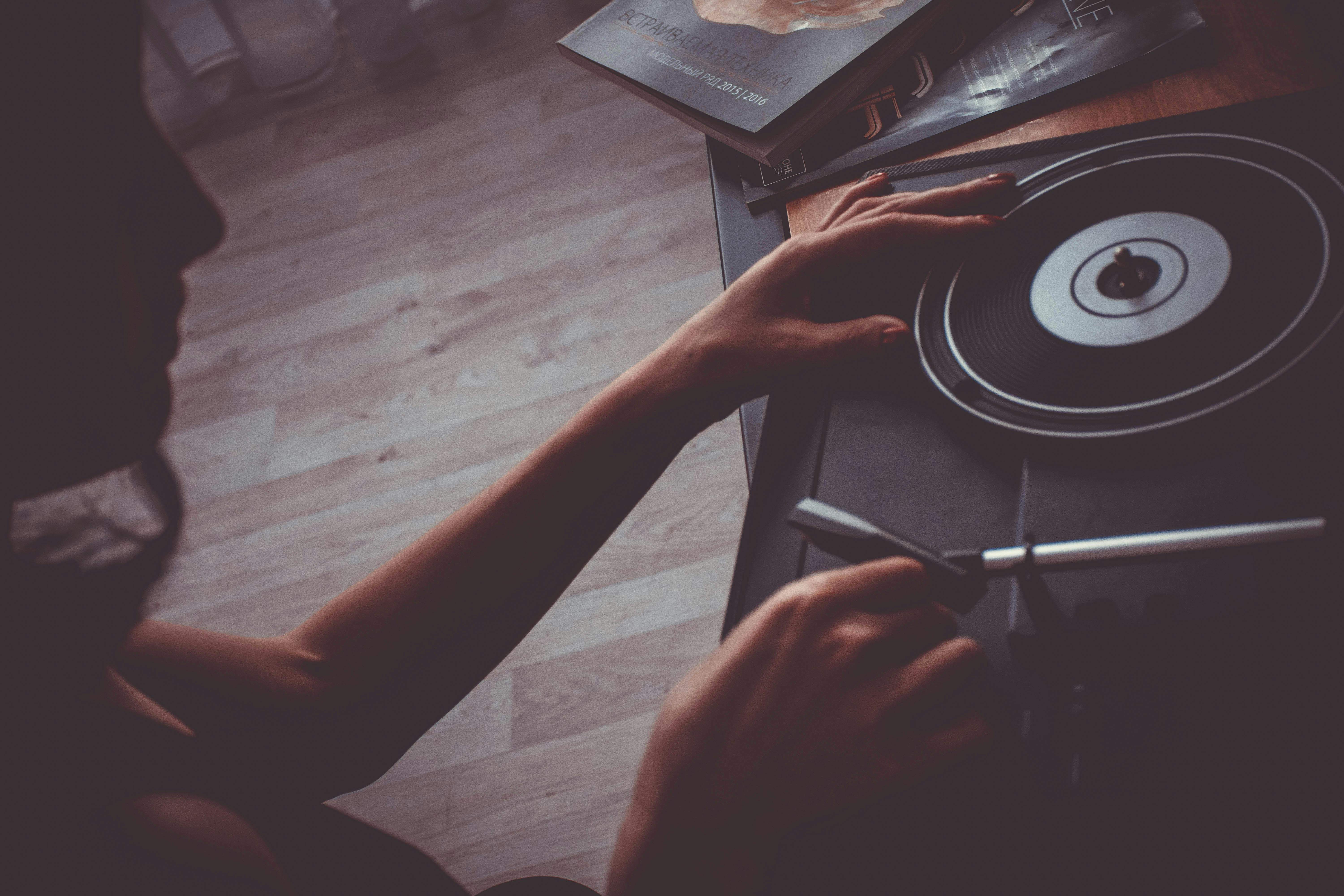 Tocadiscos de vinilo en ambiente cálido de bar