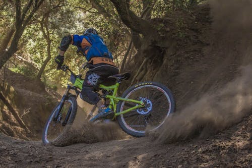 Foto d'estoc gratuïta de a l'aire lliure, acció, anant amb bici