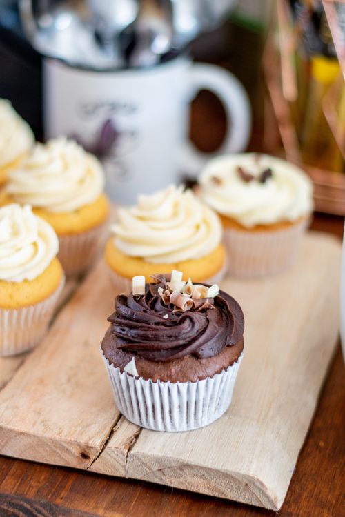 Free Close-up of assorted cupcakes with rich chocolate and vanilla frosting. Stock Photo