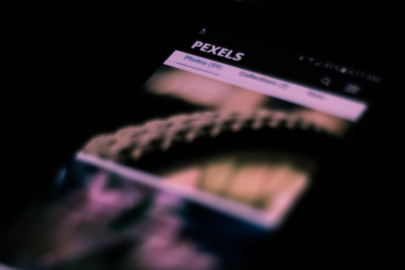 Yavaş yüklenen bir web sitesini gösteren mobil telefon ve sinirli kullanıcı