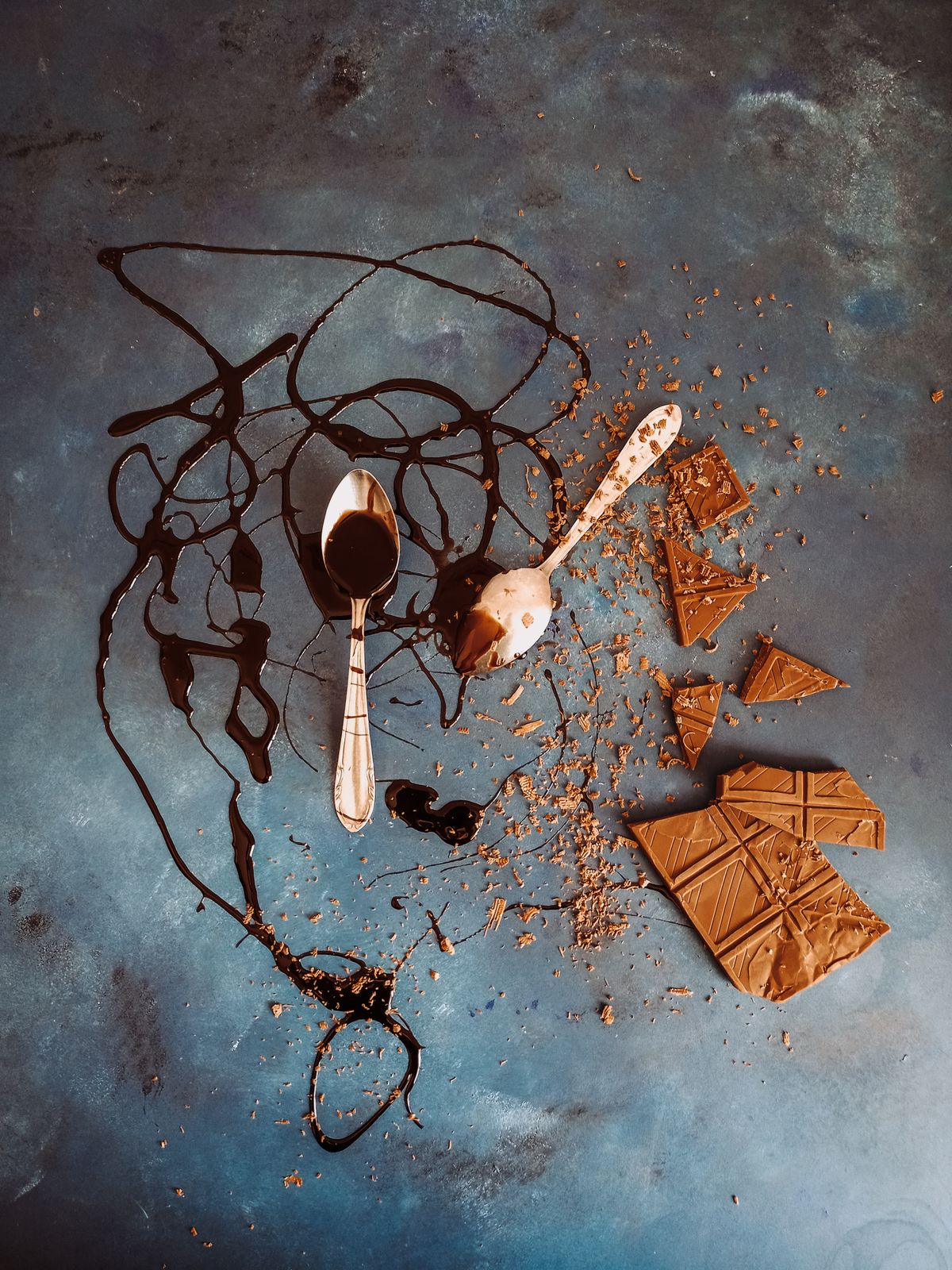 Pedaços de chocolate distribuídos sobre uma superfície