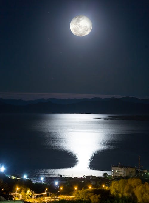 De franc Foto d'estoc gratuïta de cel nocturn, cos d'aigua, fotografia de lluna Foto d'estoc