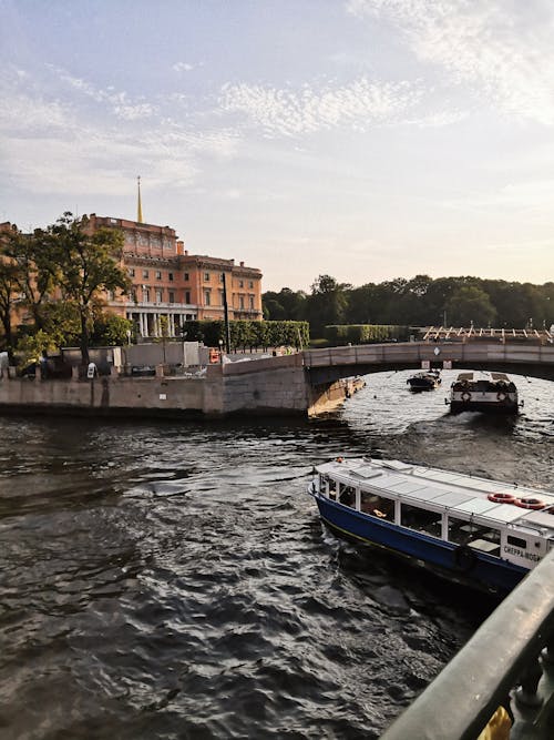 Бесплатное стоковое фото с водный транспорт, здания, канал