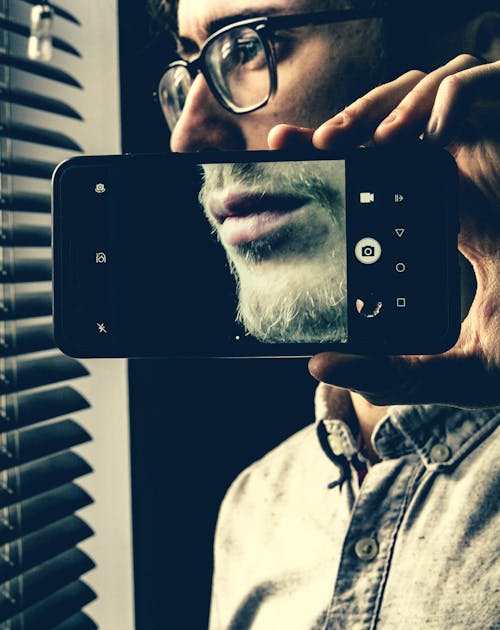 Kostenlos Person, Die Schwarzes Android Smartphone Hält Stock-Foto