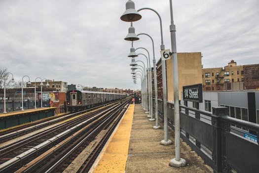 阴天里，一列火车驶近174街车站，捕捉城市交通的瞬间