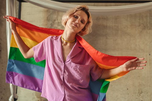 Fotobanka s bezplatnými fotkami na tému blondína, fialové tričko, flag lgbt