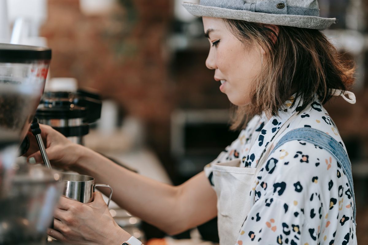 Barista pulling espresso shots in a cafe