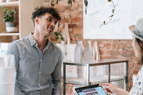 Gratis stockfoto met binnen, coffeeshop, gekruld haar