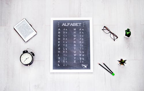 Kostnadsfria Kostnadsfri bild av alfabet, bokstäver, glasögon Stock foto