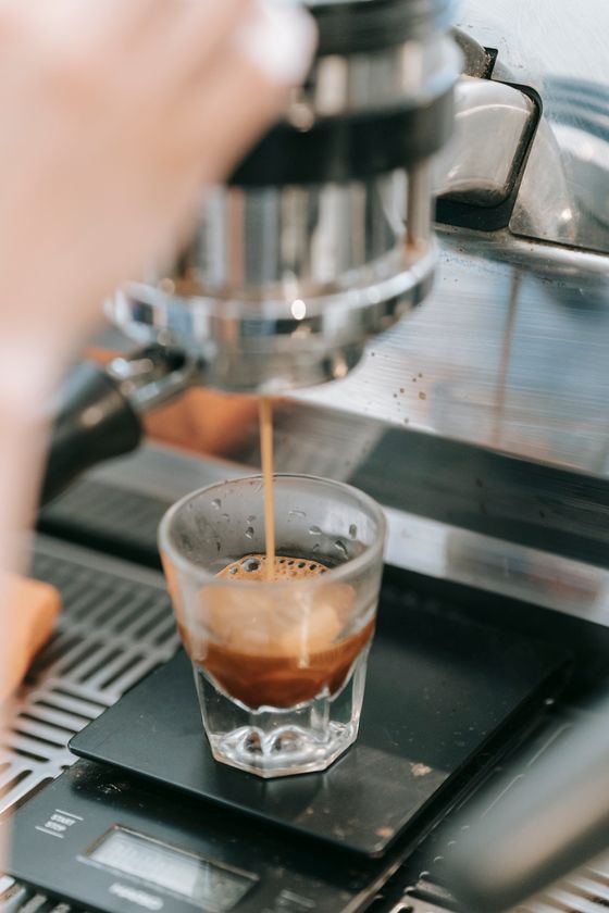 Dose de café expresso sendo preparada em uma máquina
