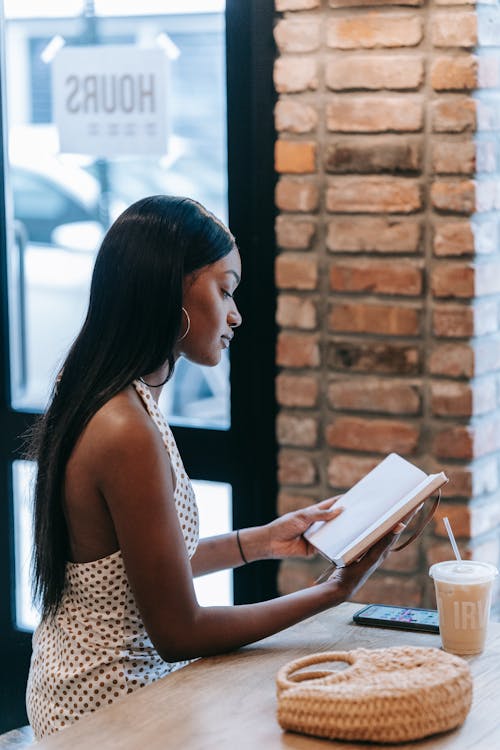 Foto stok gratis buku agenda, duduk, kaum wanita