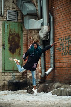 一名身着冬装的女子在城市背景下奋力跳跃