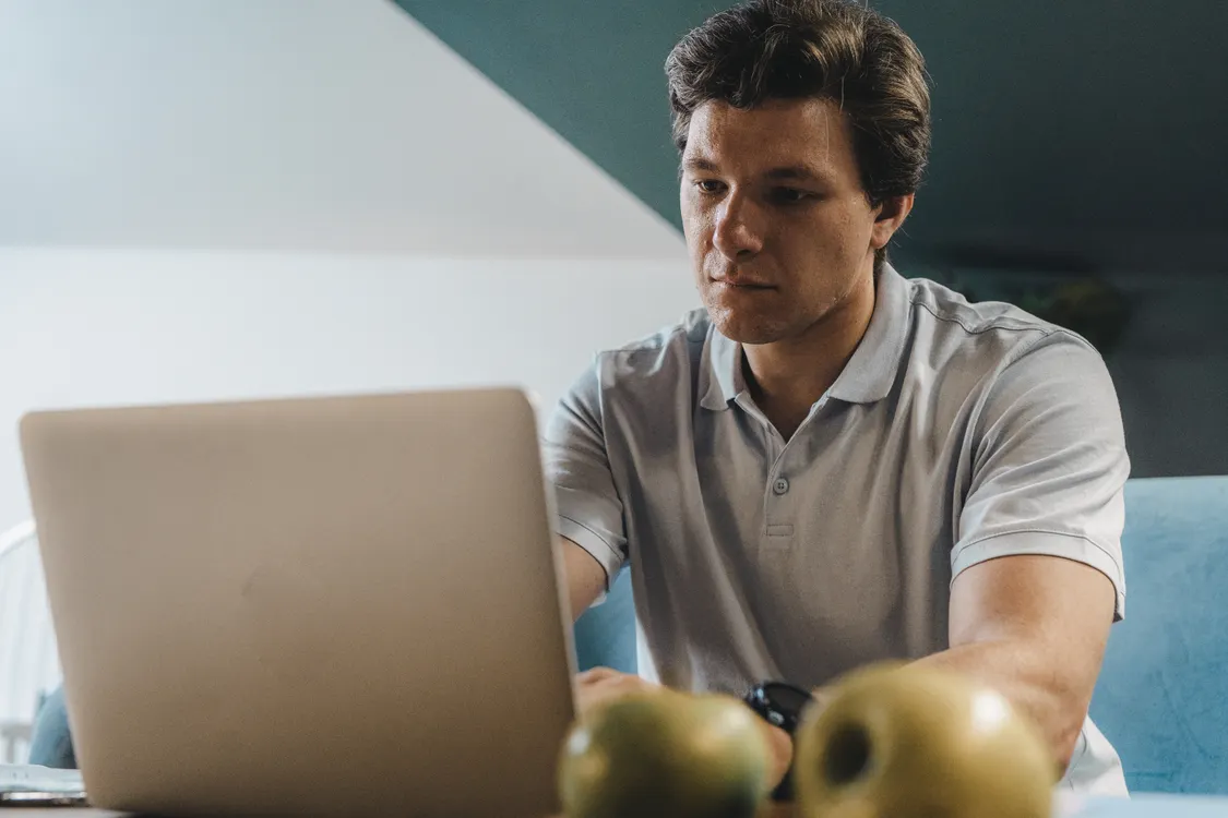 Freelancer radi na laptopu — usporedba digitalni marketing agencija freelancer cijena Hrvatska