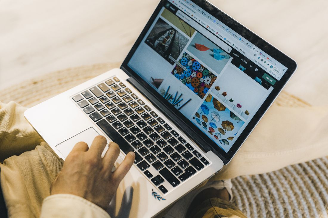 Person nutzt einen Laptop – die wichtigsten Elemente einer Unternehmens-Website prüfen.